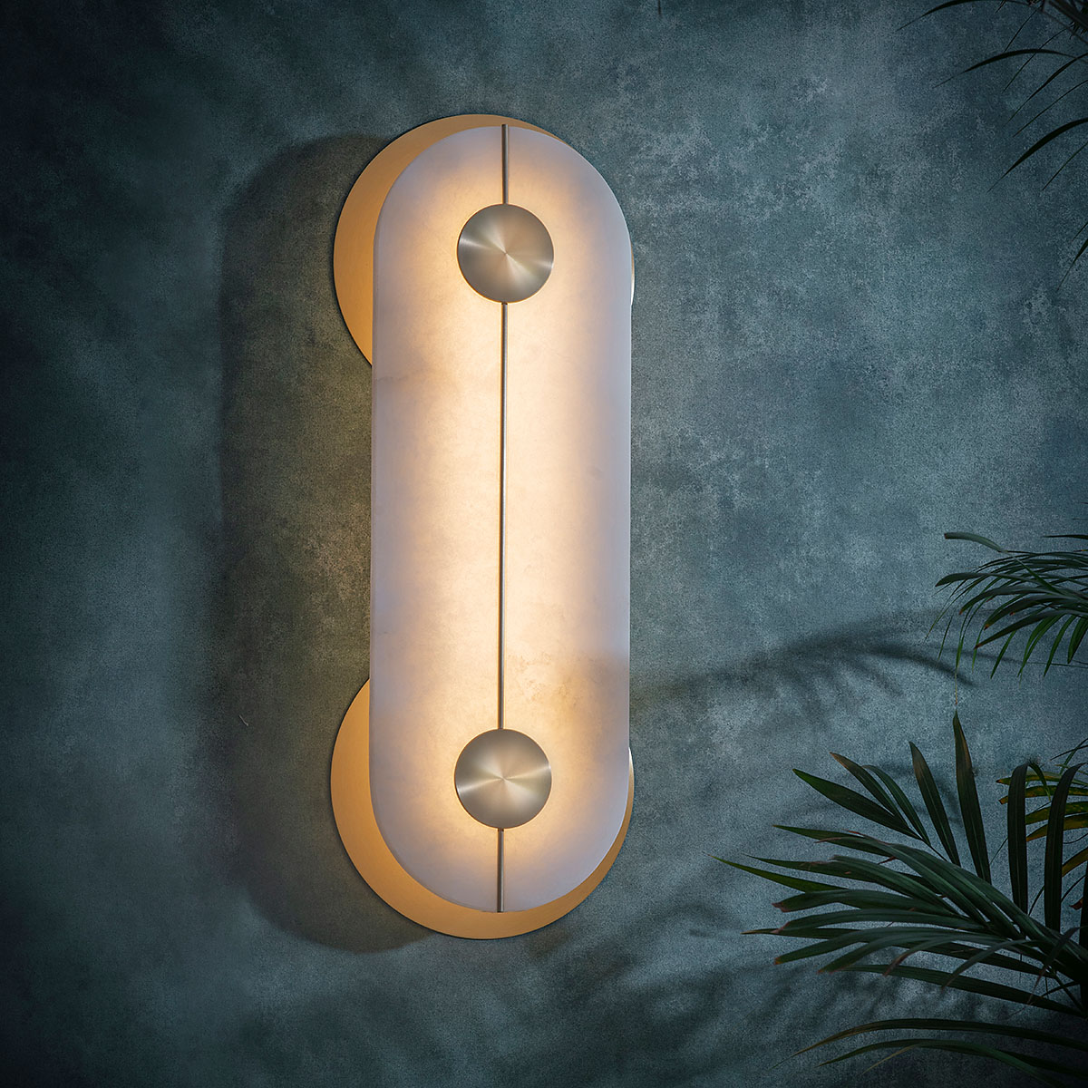 Perfekt für Flur oder Schlafzimmer: Bert Frank Brace Wandlleuchte, Messing gebürstet, H: 43 cm aus Messing und echter Alabaster – atmosphärisches Licht goldfarbene Oberfläche und edler Alabaster Leuchte von Bert Frank – Brace Wandlleuchte, Nickel satiniert, H: 64 cm, luxuriöses Statement-Design, gleichmäßige Beleuchtung