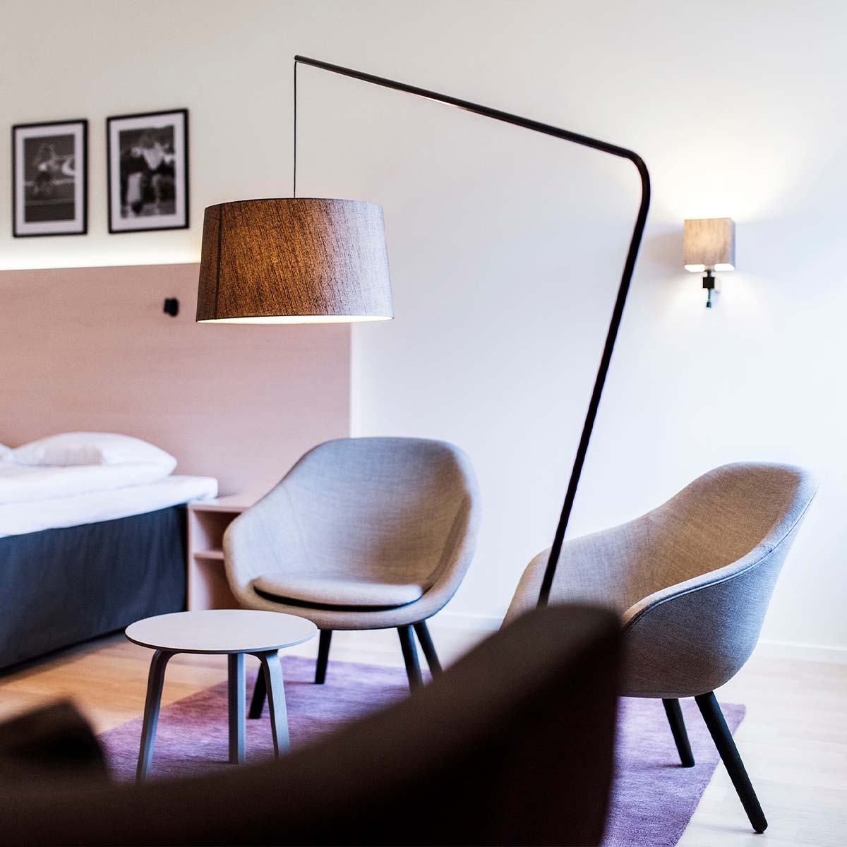 Baulmann Bogenleuchte Schwarz, Leinen grau-beige, H: 183,50 cm – Große und elegante Bogenleuchte mit Fokus auf den Schirm im Schlafzimmer stehend Baulmann Bogenleuchte Schwarz, Leinen grau-beige, H: 183,50 cm – Große und elegante Bogenleuchte mit Fokus auf den Schirm im Schlafzimmer stehend