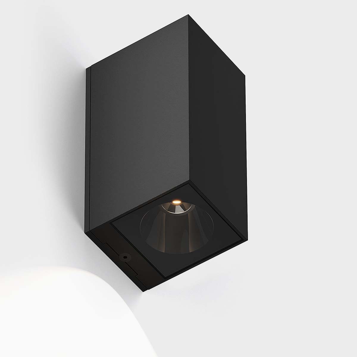 IP44.de iem.2 down Wandleuchte, H: 15 cm, T: 8,2 cm Deep Black