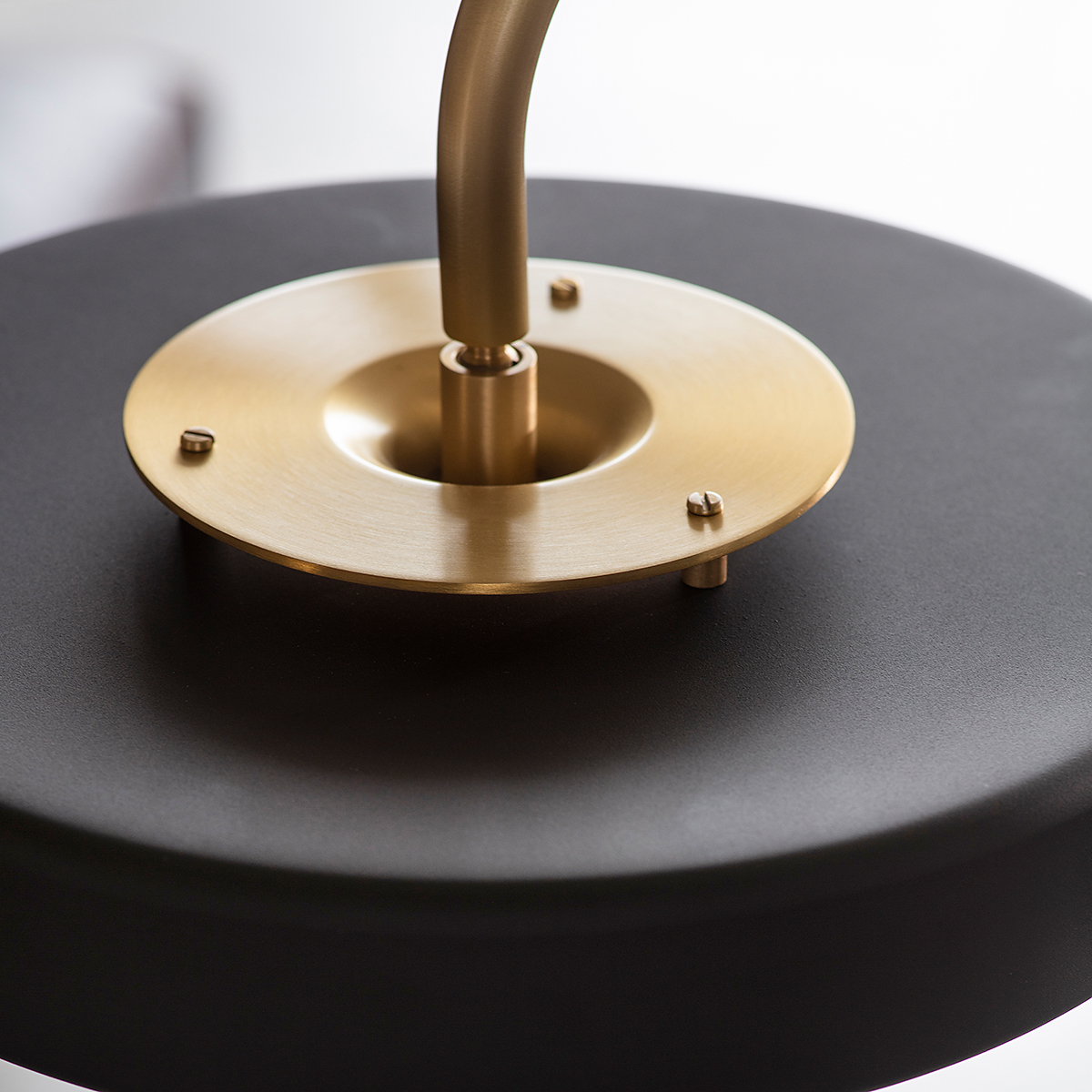 poliertes Messing und Aluminium und Polycarbonat Leuchte von Bert Frank – Revolve Stehleuchte, H: 140 cm, Schwarz, Messing gebürstet, Art Déco inspiriert, blendfreies Licht goldfarbene Oberfläche und gebürstetes Aluminium und Polycarbonat Leuchte von Bert Frank – Revolve Standlampe, H: 140 cm, Rot, Messing poliert, geometrische Formen, gleichmäßige Beleuchtung