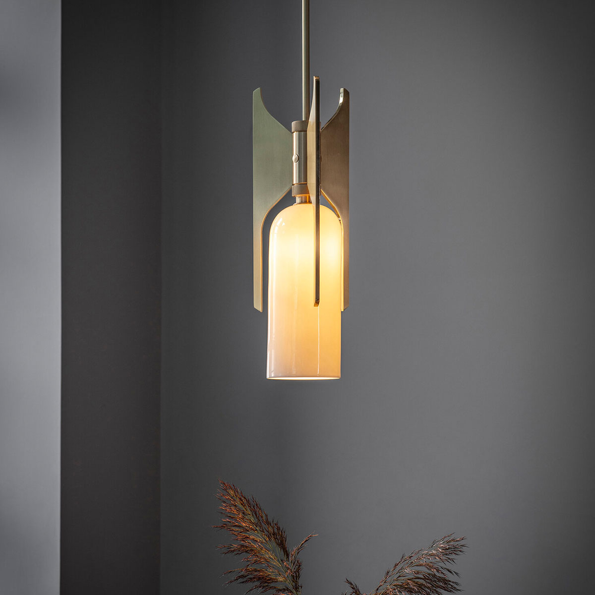 Bert Frank Pennon Hängeleuchte, Ø: 15,7 cm, Messing gebürstet aus poliertes Messing und Porzellan – Designerleuchte aus England, sanftes Licht Messing und Porzellan Leuchte von Bert Frank – Pennon Hängeleuchte, Ø: 15,7 cm, Bronze, moderne Eleganz, sanftes Licht