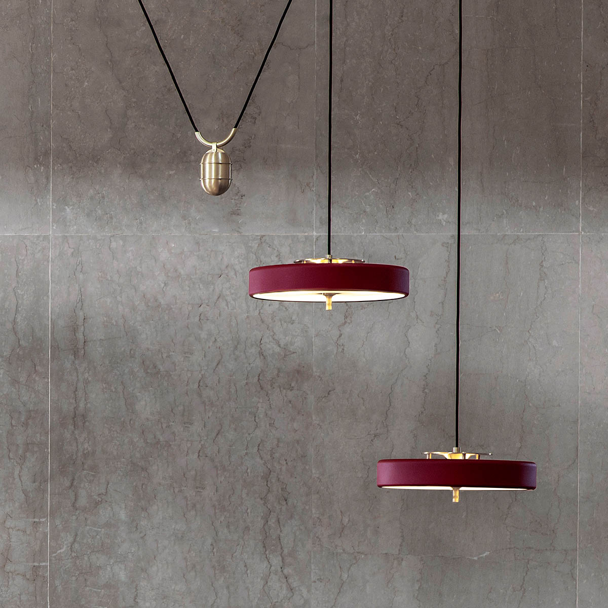 goldfarbene Oberfläche und gebürstetes Aluminium und Polycarbonat Leuchte von Bert Frank – Revolve Rise & Fall Hängeleuchte, Ø: 35 cm, Rot, Messing poliert, Art Déco inspiriert, atmosphärisches Licht