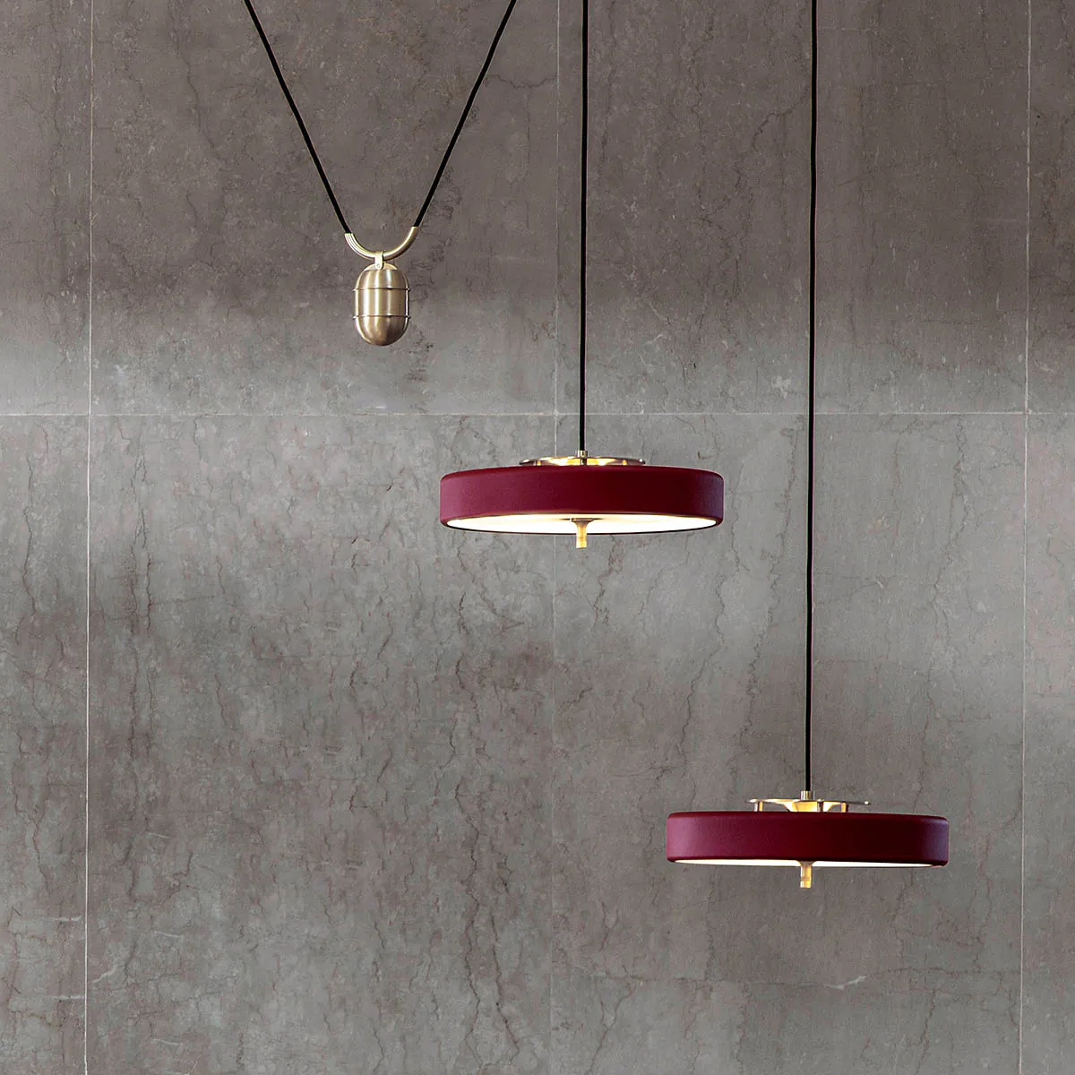 gebürstetes Messing und Aluminium und Polycarbonat Leuchte von Bert Frank – Revolve Rise & Fall Hängeleuchte, Ø: 35 cm, Rot, Messing gebürstet, geometrische Formen, atmosphärisches Licht goldfarbene Oberfläche und gebürstetes Aluminium und Polycarbonat Leuchte von Bert Frank – Revolve Rise & Fall Hängeleuchte, Ø: 35 cm, Rot, Messing poliert, Art Déco inspiriert, atmosphärisches Licht