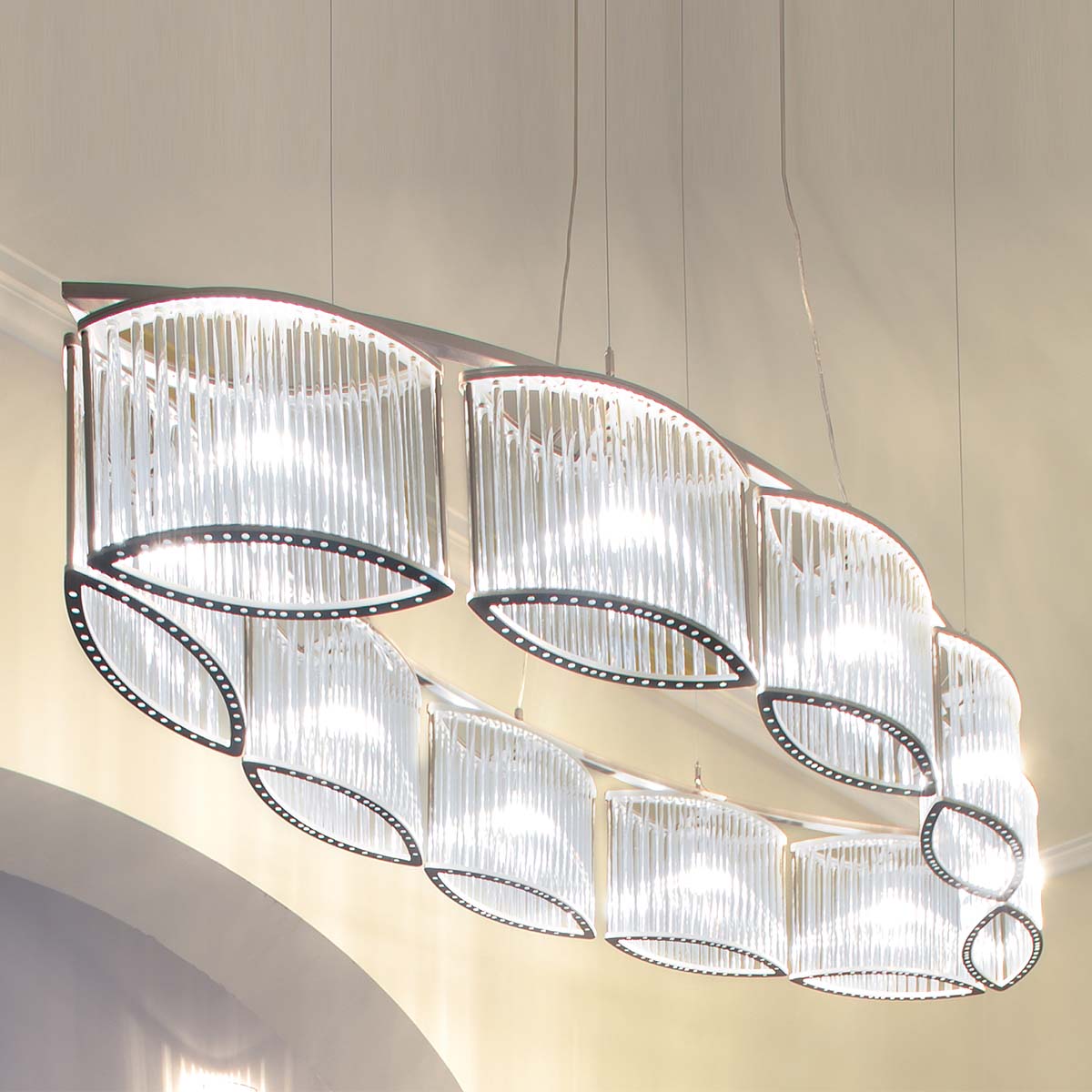 Stilio Pendelleuchte, L: 160 cm, Matt schwarz, Oval 10 Elegante ovale Pendelleuchte mit geschwungenen Glasschirmen und modernem Design