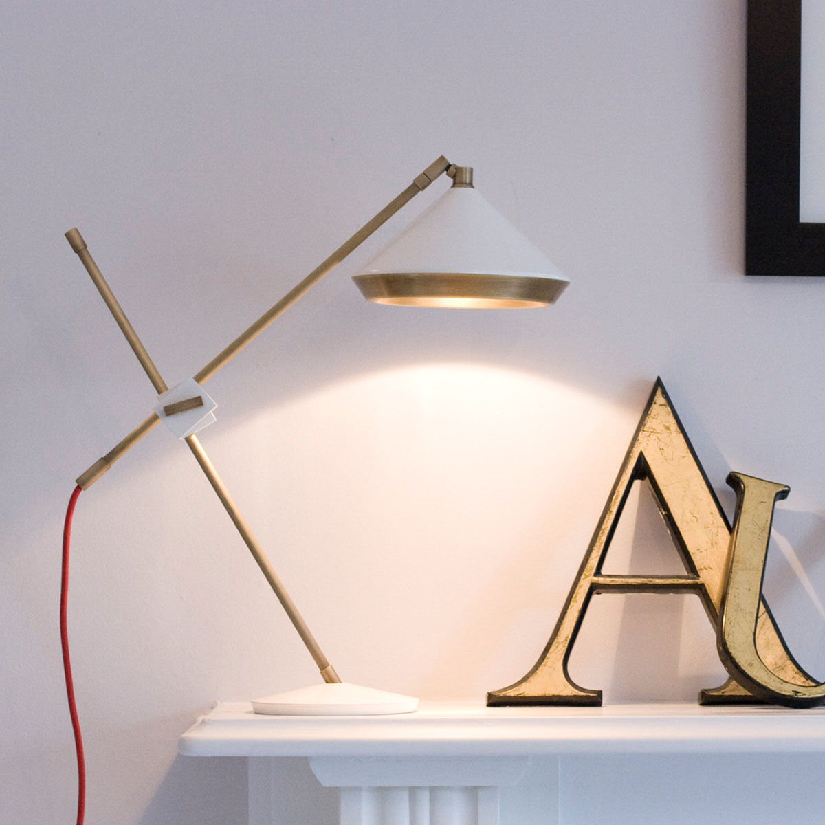 Bert Frank Shear Tischleuchte, H: 47 cm, Schwarz aus goldfarbene Oberfläche und gebürstetes Aluminium – britische Luxusleuchte, sanftes Licht, Shear-Serie mit geometrischem Luxusdesign Shear Tischleuchte, H: 47 cm, Schwarz, Messing- Ausstellungsstück