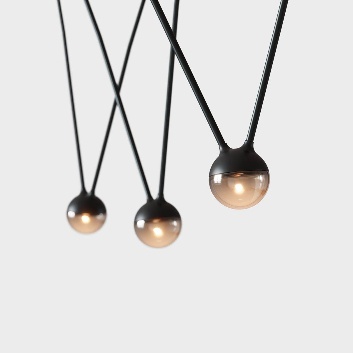 Detail vom Akku der Lichterkette mit runden leuchten und schwarzem verbindungskabel