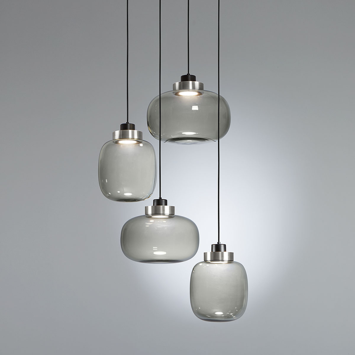 Tooy_Legier_557-14_C74_C30_SG TOOY Legier 557.14 Pendelleuchte 4-flammig Schwarz & Hellgrau Rauchglas