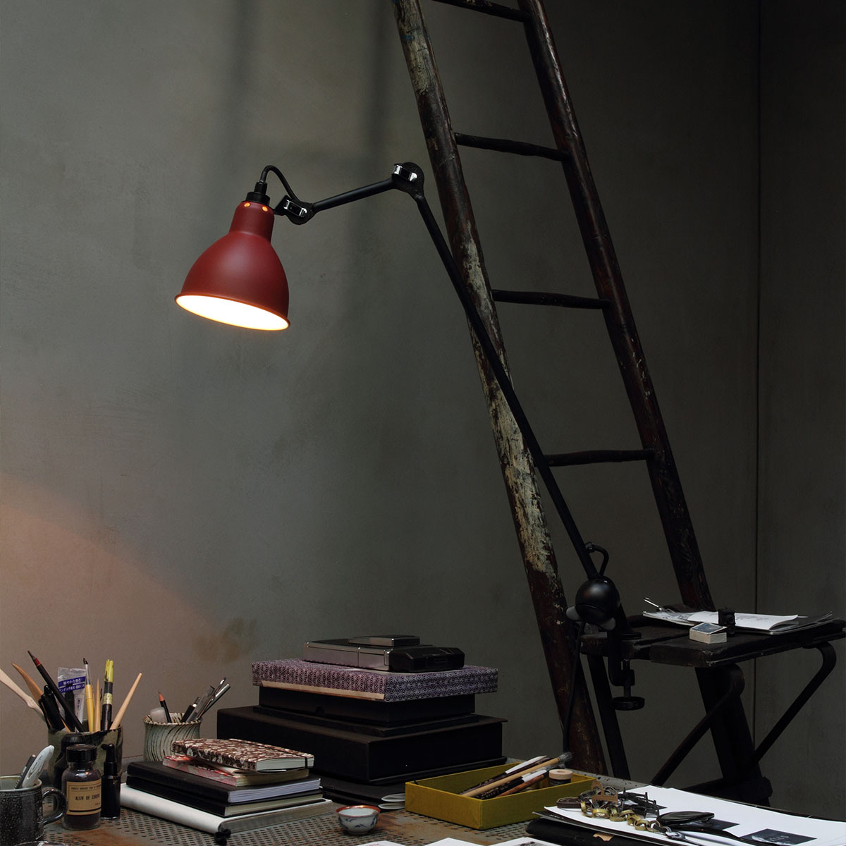 Lampe Gras N° 201 Tischleuchte, H: 59 cm Schwarz, Schirm Schwarz Rund – elegantes Design aus dem Hause DCW Editions für den Nachttisch Lampe Gras N° 201 Tischleuchte, H: 59 cm Schwarz, Schirm Messing Rund in Schwarz Messing – stilvolle Designerlampe des Herstellers DCW Editions ideal am Schreibtisch