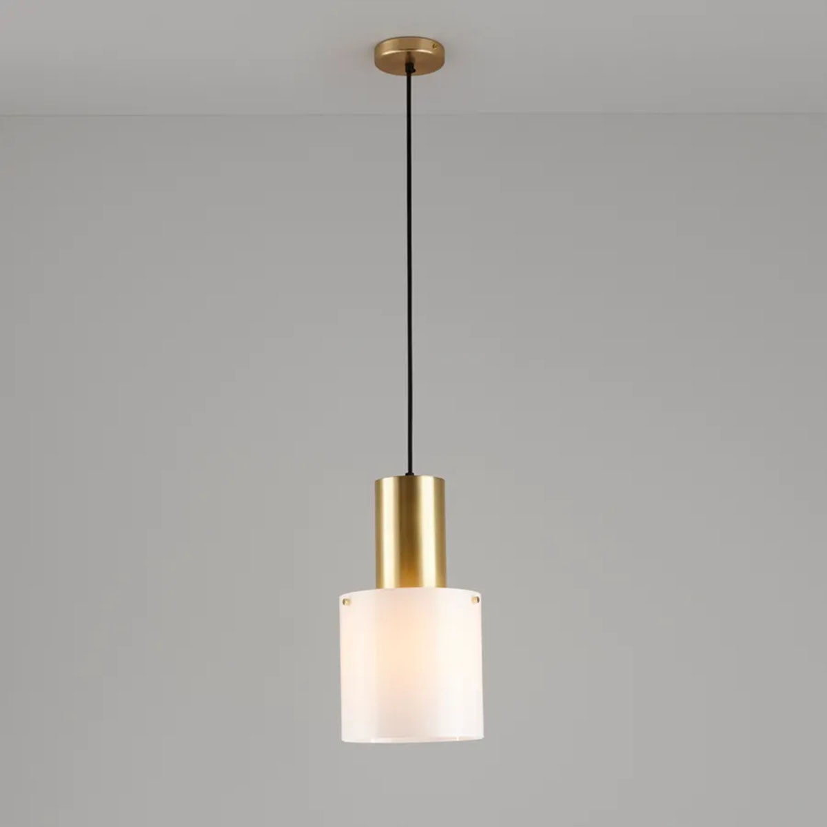 Walter Size 2 Pendelleuchte, Opal Glas & Messing, Ø: 20 cm