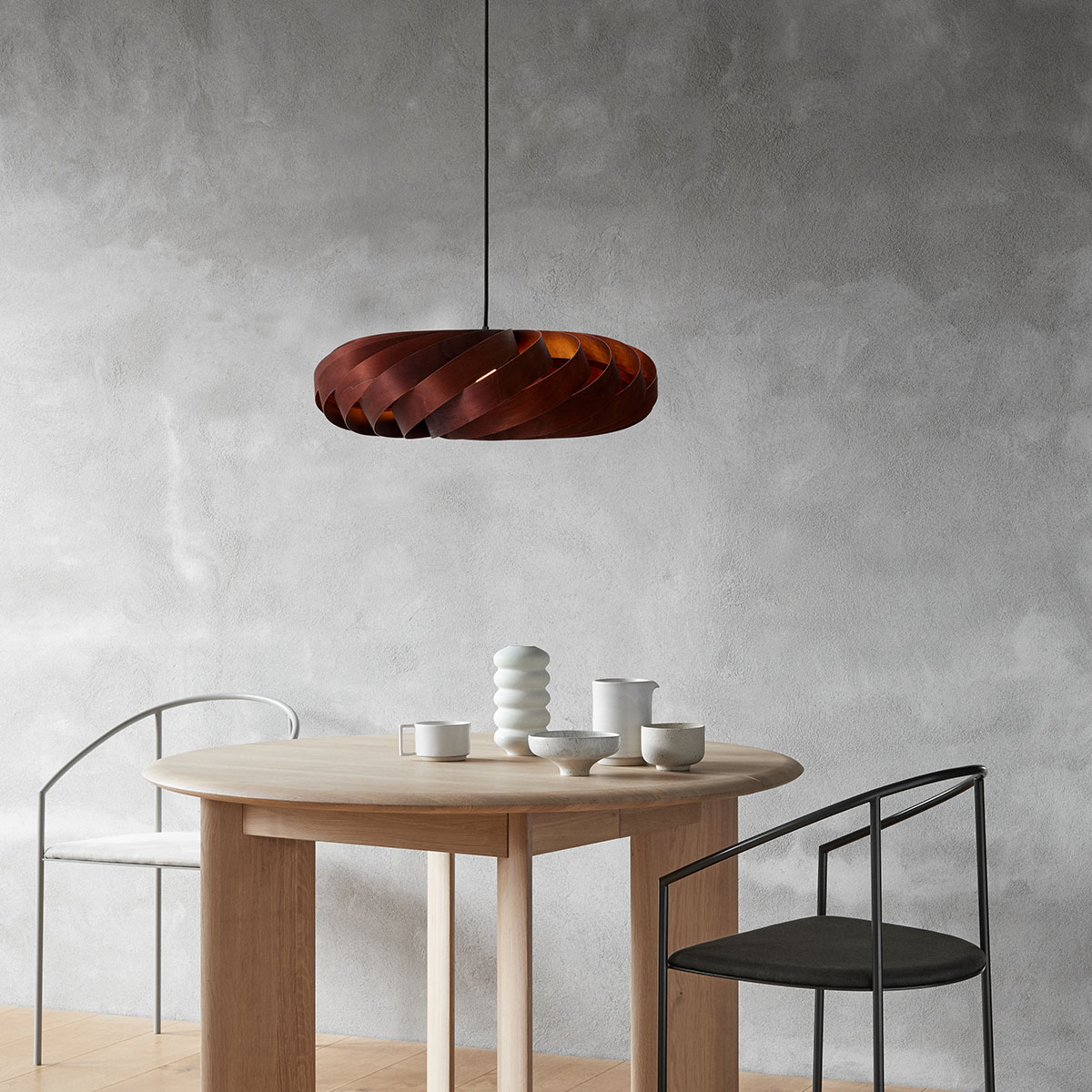 Tom Rossau TR5 Pendelleuchte, Birke Braun, Ø: 80 cm, H: 22 cm – handgefertigte Pendelleuchte im skandinavischen Design, ideal über Esstisch oder im Wohnzimmer, aus Holzlamellen in Braun. Die TR5-Pendelleuchte von Tom Rossau ist perfekt für den Esstisch