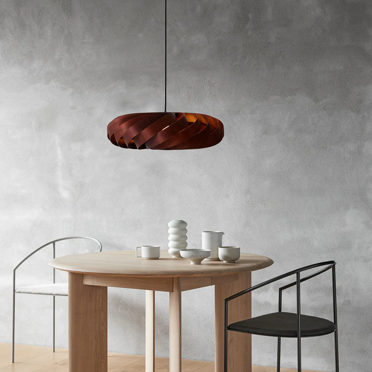 Tom Rossau TR5 Pendelleuchte, Birke Braun, Ø: 80 cm, H: 22 cm – handgefertigte Pendelleuchte im skandinavischen Design, ideal über Esstisch oder im Wohnzimmer, aus Holzlamellen in Braun. Die TR5-Pendelleuchte von Tom Rossau ist perfekt für den Esstisch