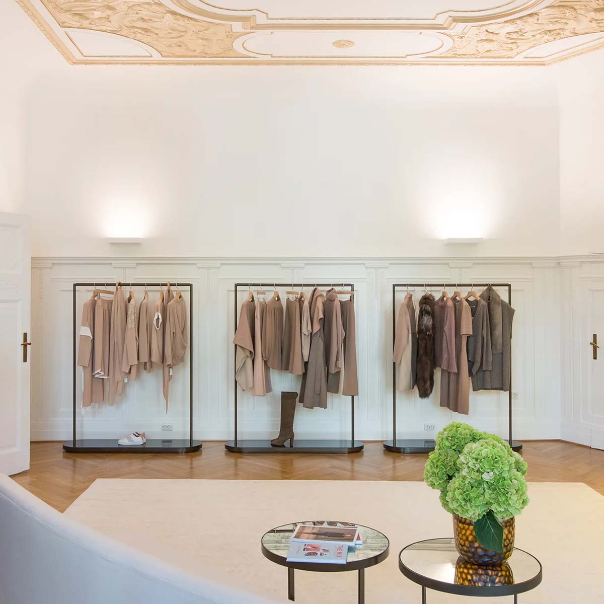 Mawa Design One piece 8 Wandleuchte, B: 31 cm, T: 16,5 cm Grau metallic Extra-Warmweiß 2700K DALI Mawa Design One piece 8 Wandleuchte, B: 31 cm, T: 16,5 cm Dunkelbronze Warmweiß 3000K Phase Cut