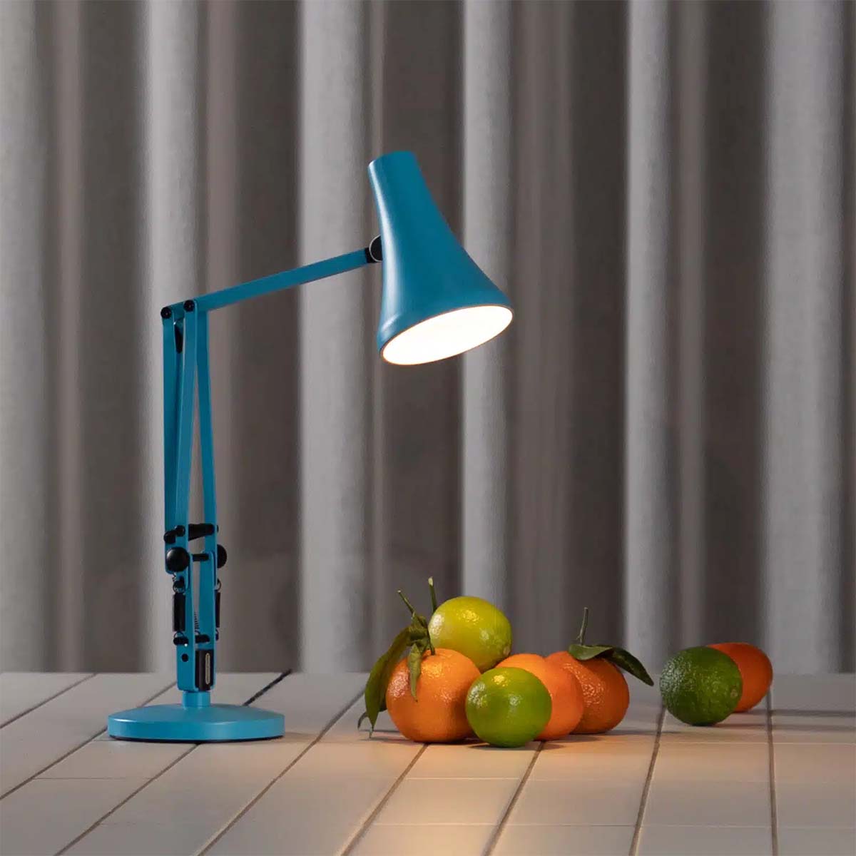 Moderne blaue Tischleuchte auf Holzregal mit warmem Licht, stilvolle Designlampe für Wohnzimmer, Büro oder modernes Interior
