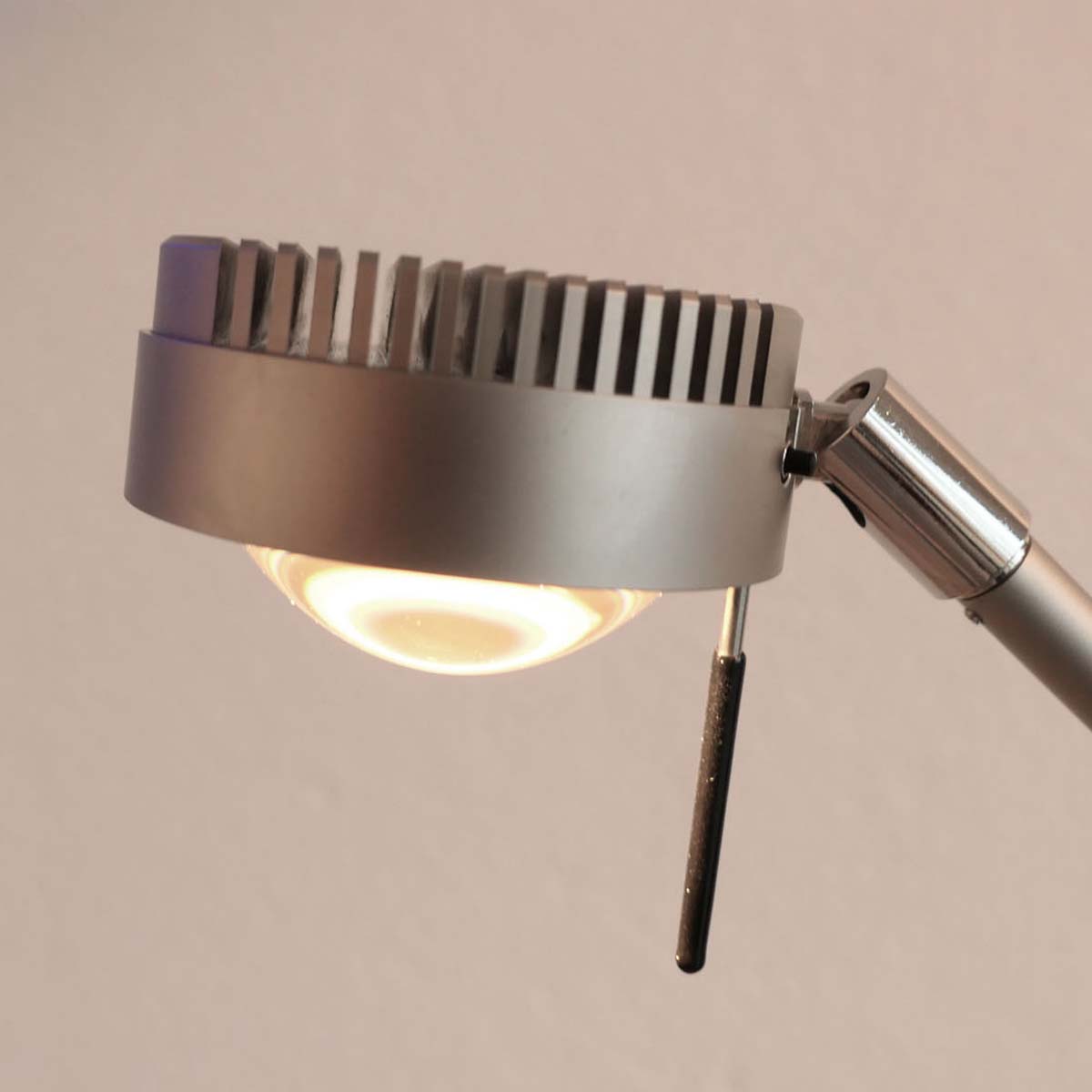 Licht im Raum Movie M Tischleuchte, H: 54 - 67 cm höhenverstellbar, Matt vernickelt Schirm von der mat vernickelten Stehleuchte