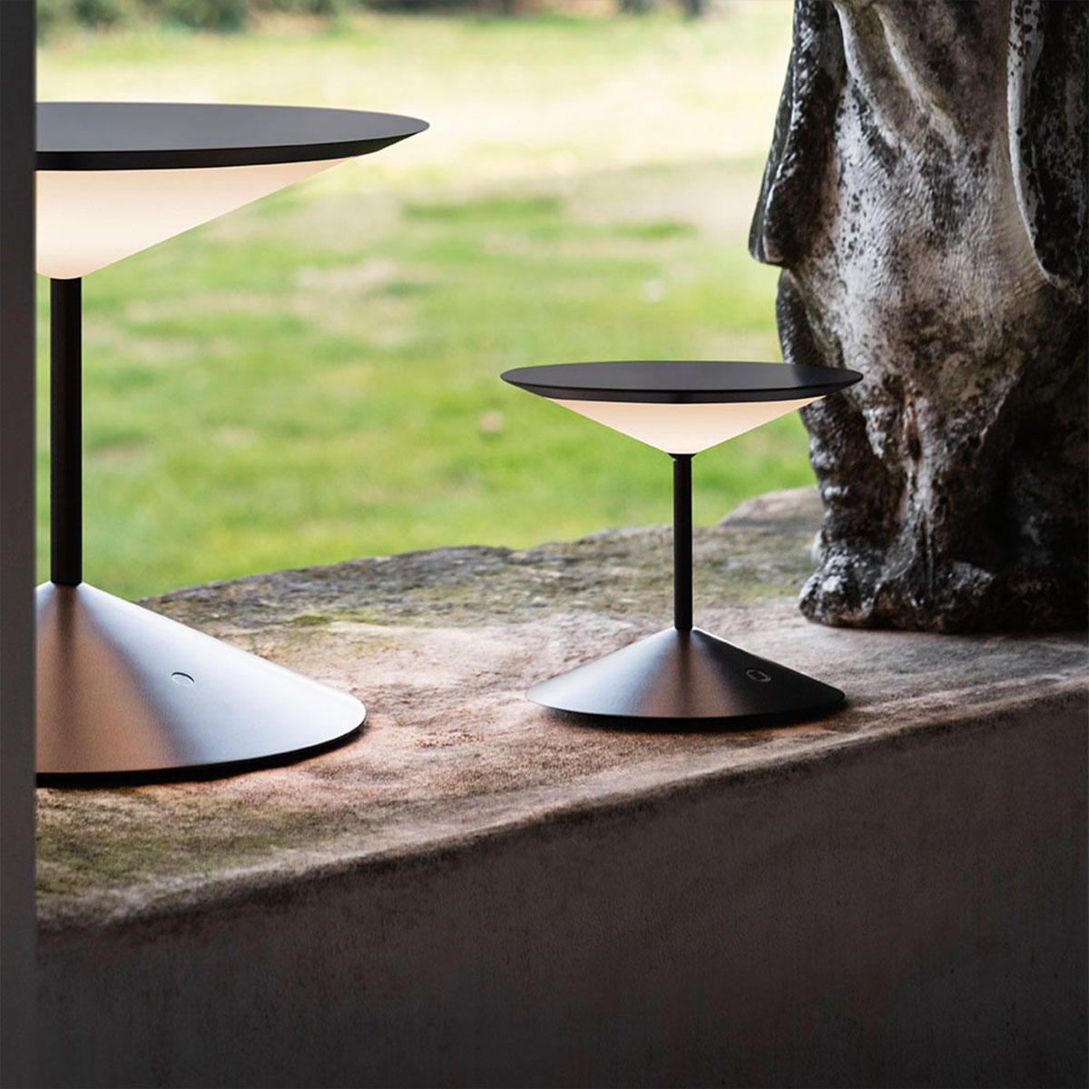 Penta Light Narciso 1710-01 Mobile Akku Tischleuchte Small, Ø: 15,7 cm Tischleuchte – Orangees Glas,, brillantes Strahlen, ideal für das Wohnzimmer, ideal für Nachttisch, Beistelltisch oder Schreibtisch Penta Light Narciso 1710-01 Mobile Akku Tischleuchte Small, Ø: 15,7 cm Tischlampe – handgefertigtes Glas in Gold, zeitlose Eleganz, weiche Lichtstimmung, macht sich hervorragend im Flur, ideal für Nachttisch, Beistelltisch oder Schreibtisch