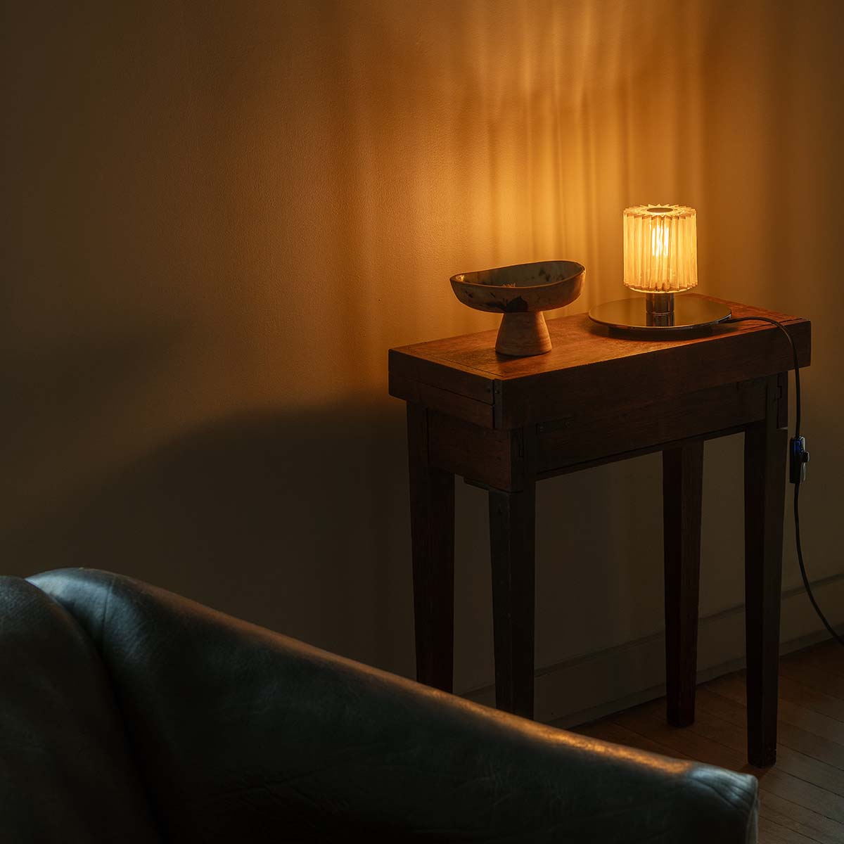 DCW Editions In The Sun Table 220 am Tisch – dezente Beleuchtung, die mit ihrem weichen Licht für gemütliche Atmosphäre sorgt