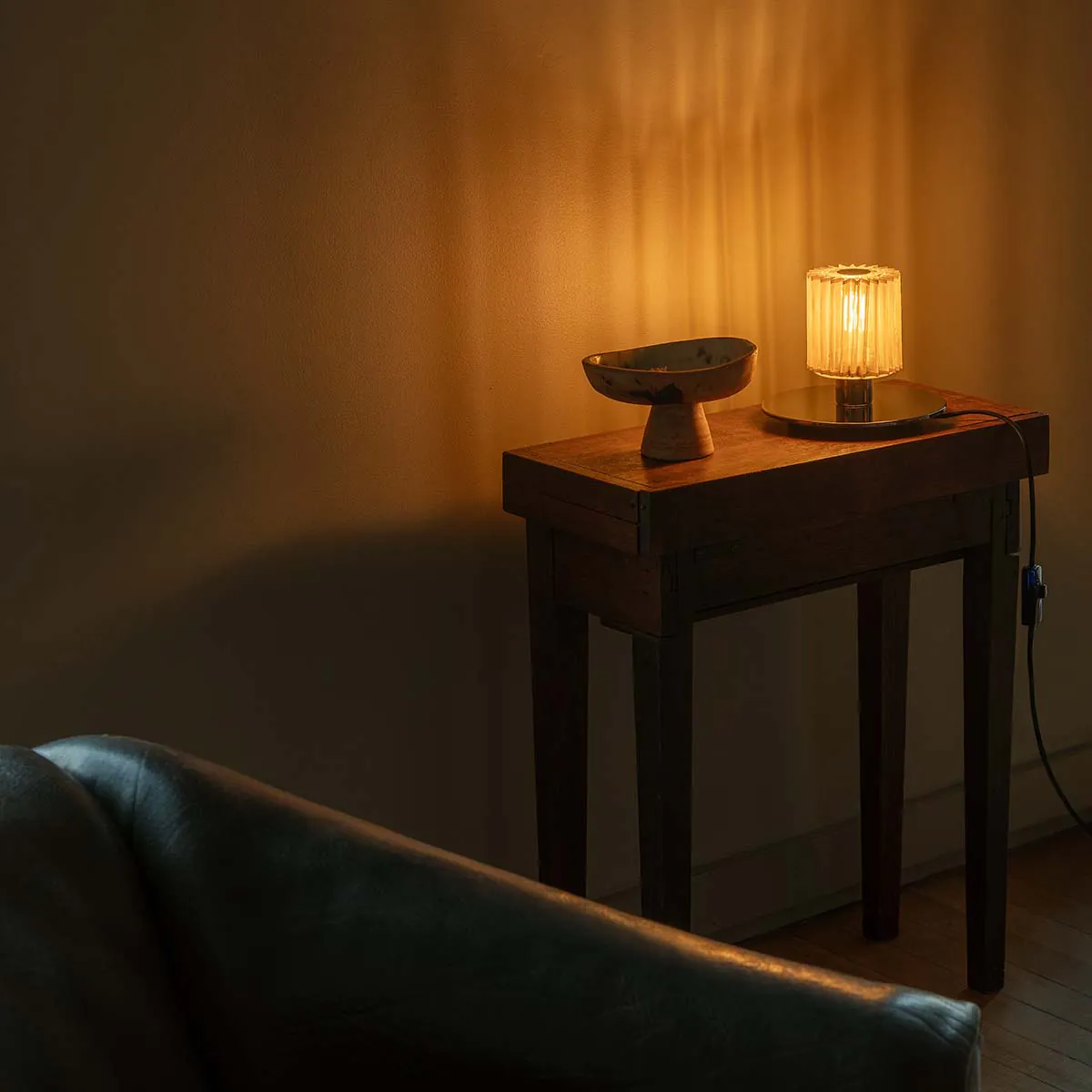 DCW Editions In The Sun Table 220 am Tisch – dezente Beleuchtung, die mit ihrem weichen Licht für gemütliche Atmosphäre sorgt