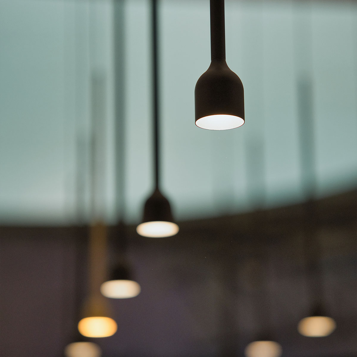 Penta Light Hail Pendelleuchte Ø: 3,4 cm Designerleuchte – mundgeblasenes Glas in Schwarz matt, ästhetische Formsprache, stimmungsvolles Licht, perfekt für das Esszimmer, exklusive Designerleuchte von Penta Light, ideal über Esstisch, Küche oder Wohnzimme