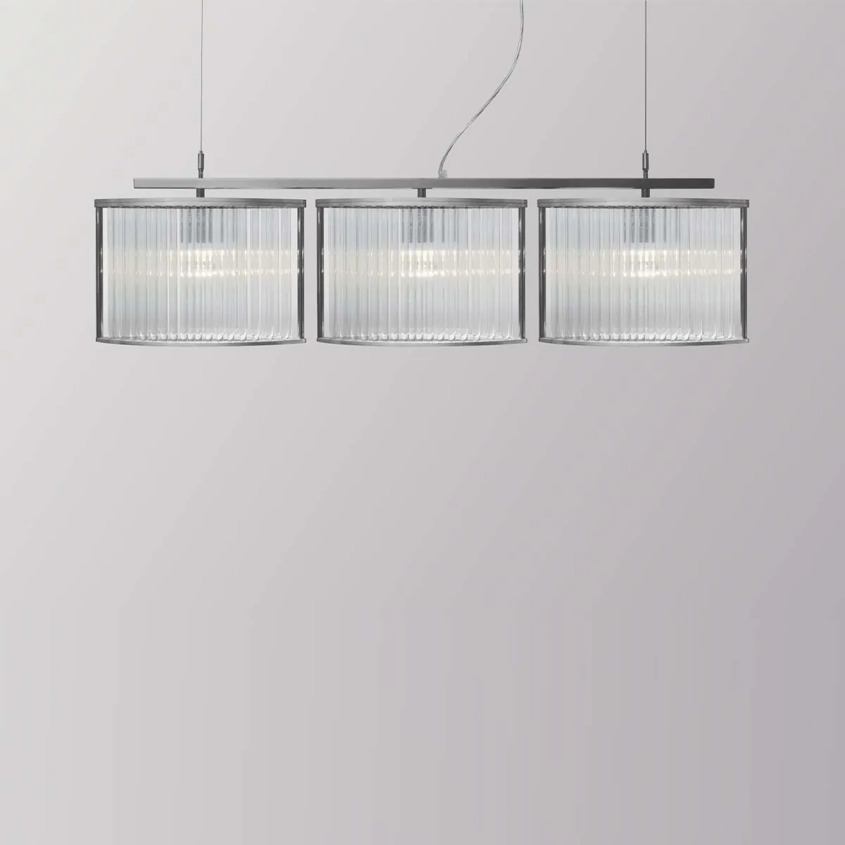 Moderne Pendelleuchte mit drei geschwungenen Glasschirmen und minimalistischem Design