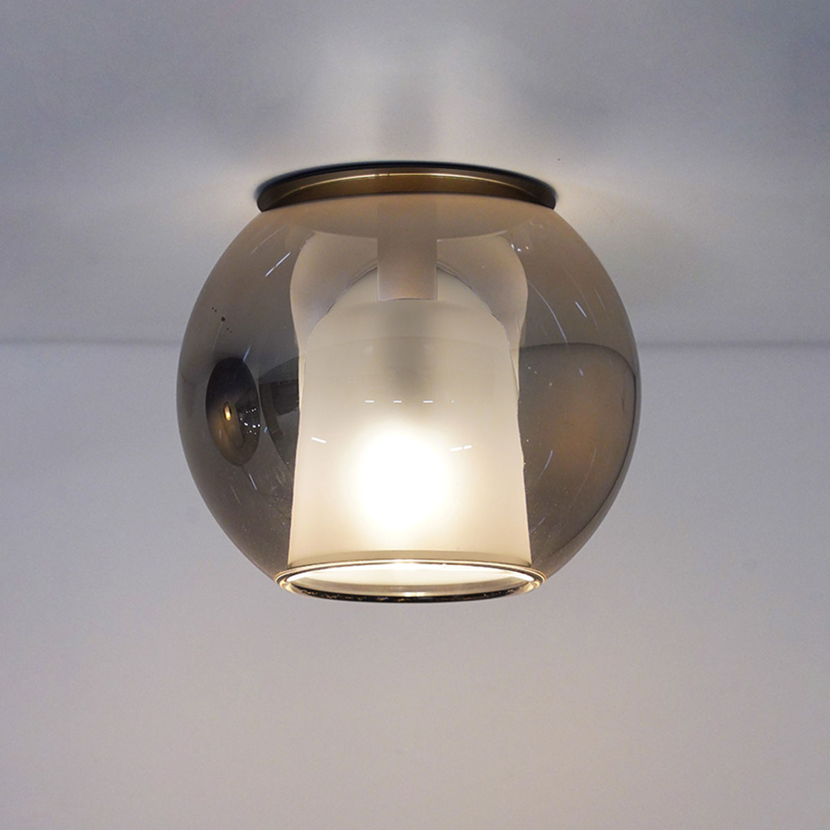 Penta Light Glo Deckenleuchte Deckenlampe – Glasleuchte in Silber Glas, ästhetische Formsprache, warmes Licht, setzt Akzente in der Küche Penta Light Glo Deckenleuchte Deckenlampe – Glasleuchte in Silber Glas, ästhetische Formsprache, warmes Licht, setzt Akzente in der Küche