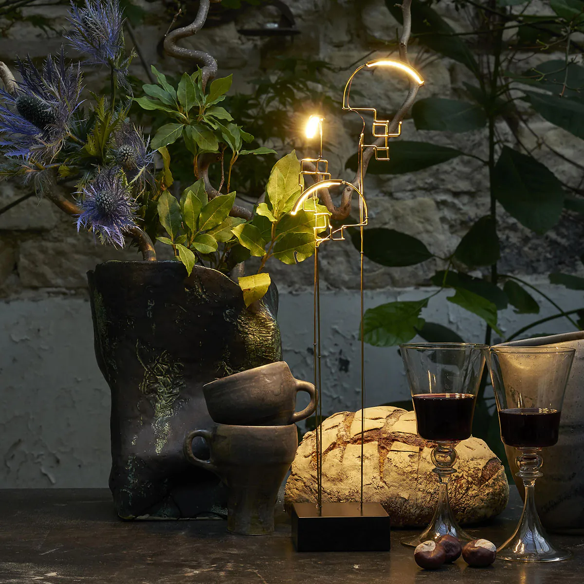 Boucle Akku Tischleuchte in Messing – stilvolle Designerleuchte von DCW Editions passt perfekt auf den Beistelltisch