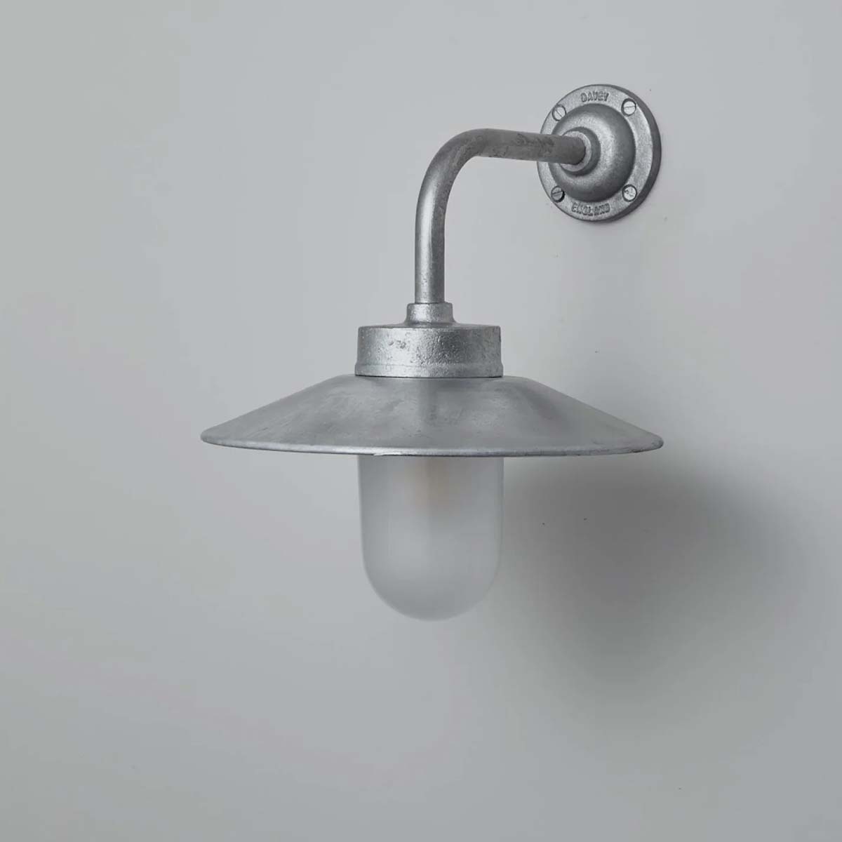 Original BTC Bracket Light 7680 Wandleuchte, H: 25,5 cm, Ø: 31 cm Verzinktes Silber Mattglas Standard
