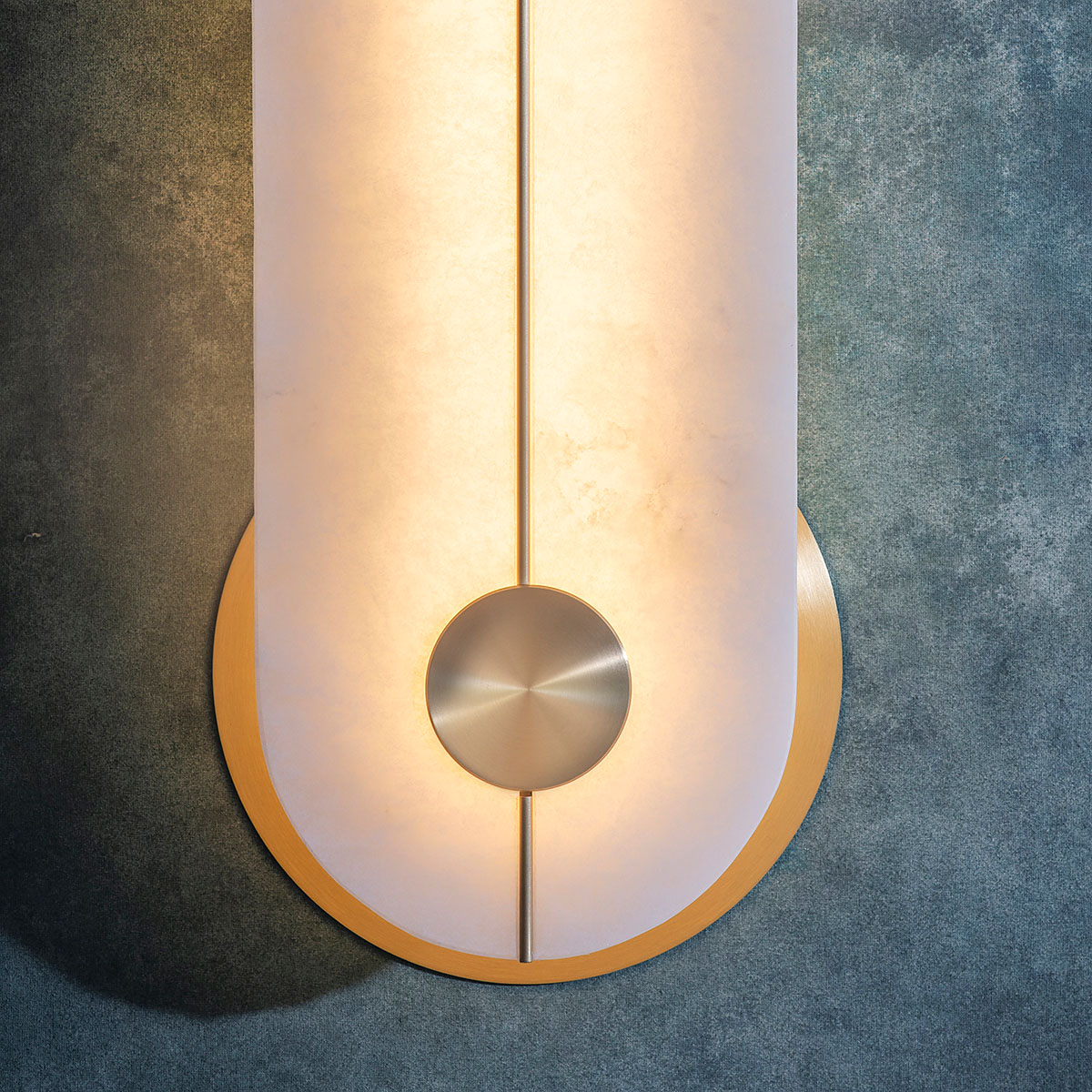 Luxusleuchten aus Großbritannien: Bert Frank Brace Wandlleuchte, Nickel satiniert, H: 64 cm, gebürstetes Messing und echter Alabaster, exklusives britisches Design, sanftes Licht