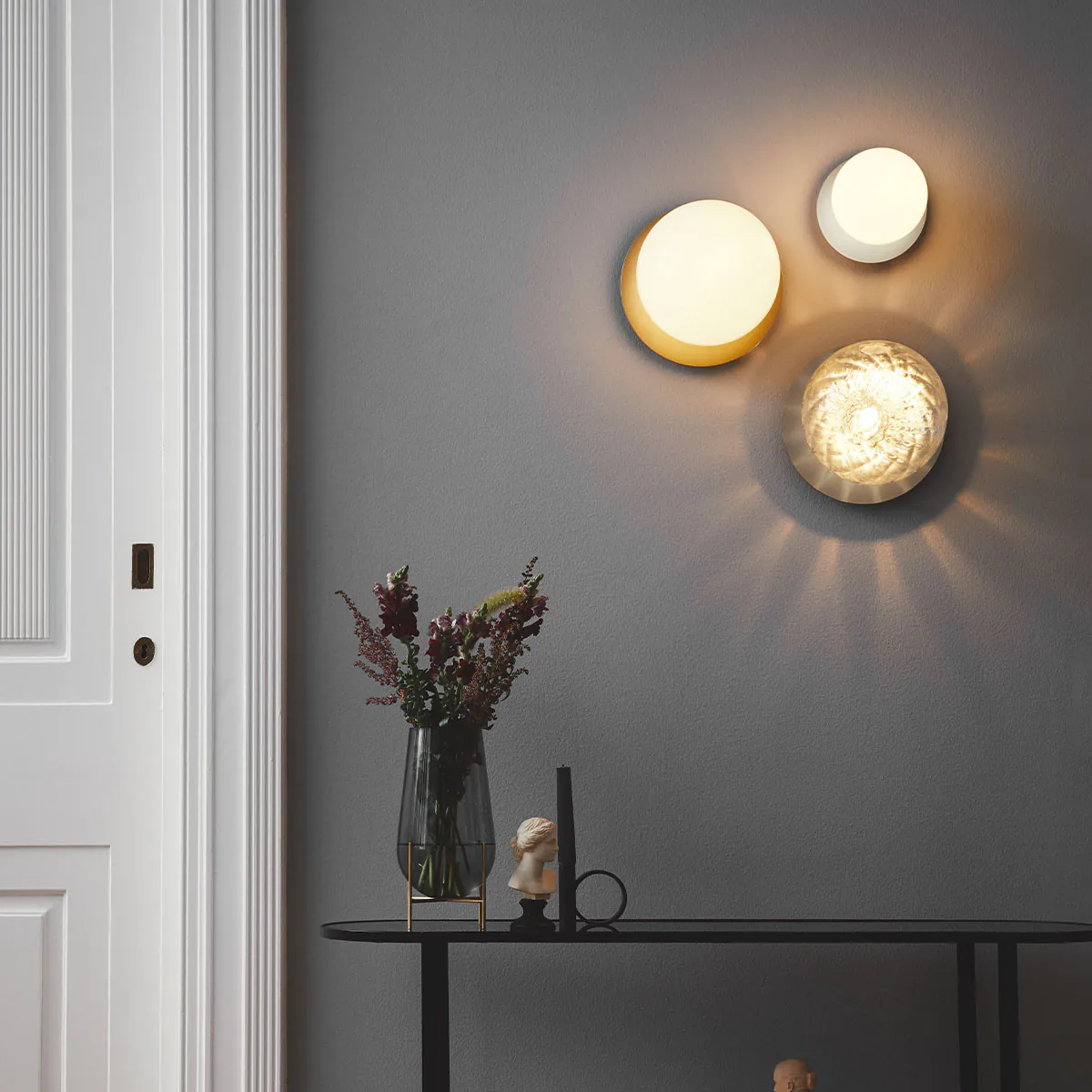 Liila 1 Large Wand- und Deckenleuchte, Ø: 24,5 cm, Dunkelbronze, Opalglas