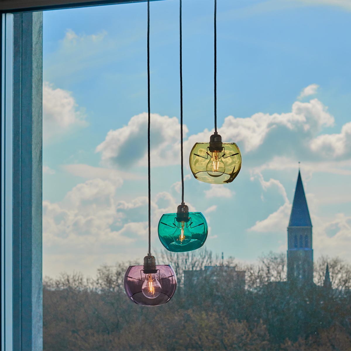 Glass Moons 3 Pendelleuchte, Ø: 16,5 cm, Fall, Edelstahl Drei halbkugelförmige Pendelleuchten mit Hintergrundbild