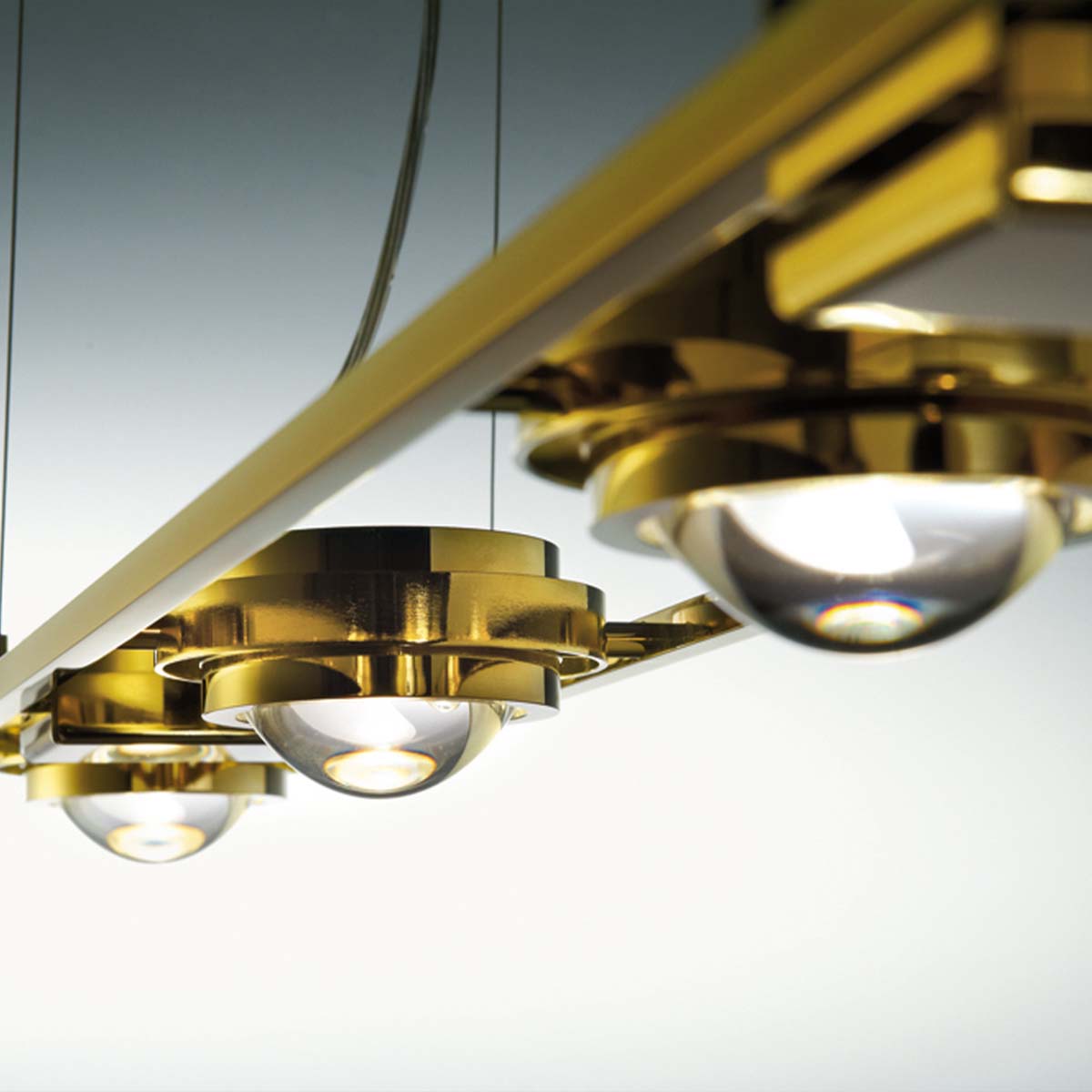 Moderne und längliche Pendelleuchte mit vier Linsen fokusiert