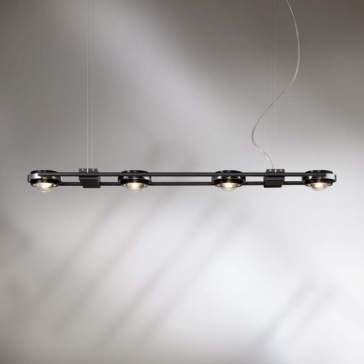 Moderne und längliche Pendelleuchte mit vier Linsen in der Farbe matt schwarz