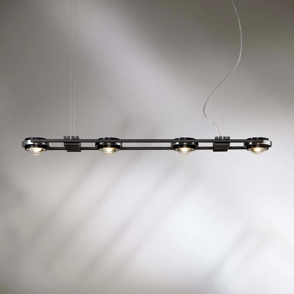 Moderne und längliche Pendelleuchte mit vier Linsen in der Farbe matt schwarz