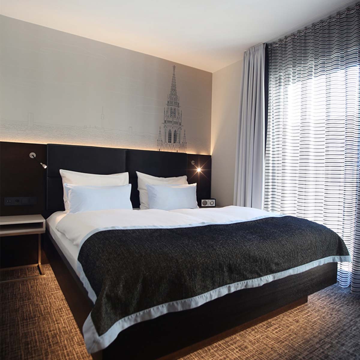 Baulmann Schwanenhals Wandleuchte mit Schalter, T: 34 cm – Dreh und schwenkbare Wandleuchte im Hotelzimmer neben dem Bett hängend