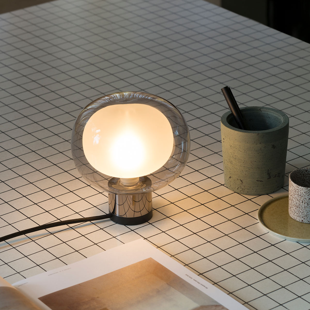 Nabila 552.36 Tischleuchte H: 17 cm, Schwarz Matt / Schwarz Chrom & Rauchglas Nabila 552.36 Tischleuchte H: 17 cm, Schwarz Matt / Schwarz Chrom & Rauchglas