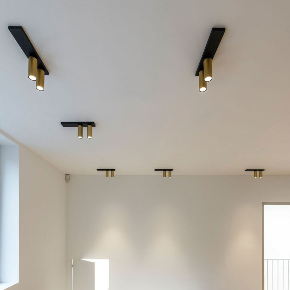 Hochwertige DeltaLight HEDRA ON 2 93033 DIM1 Aufbaustrahler, L: 34,4 cm, B: 7 cm Goldfarben & Schwarz, Warmweiß 3000K Schwarz Gold Modern neutral – Ambienteansicht für Wohnzimmer schwenkbar & drehbar