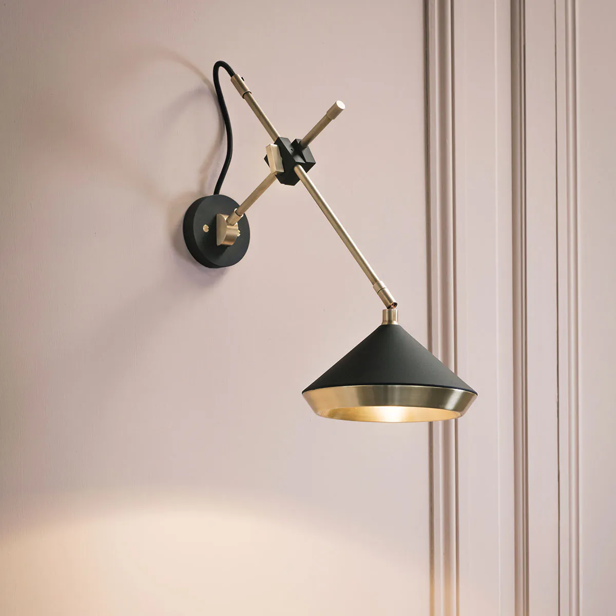 sanftes Licht: Bert Frank Shear Wandleuchte, T: 46 cm, Weiß – gefertigt aus Messing und Aluminium, luxuriöse Verarbeitung, Shear-Serie mit geometrischem Luxusdesign