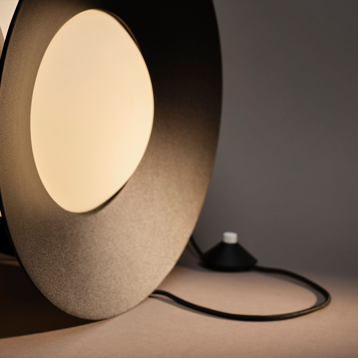 Armen Tischleuchte Dim to Warm, B: 31,2 cm, H: 31,2 cm in Schwarz – moderne Designerleuchte von DCW Editions für den Nachttisch