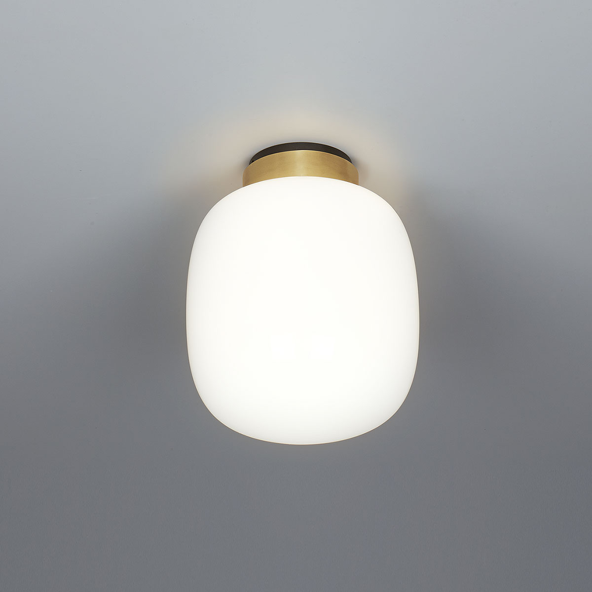 TOOY Legier 557.72 Deckenleuchte, Schwarz & Messing, Opalglas – diffuses, blendfreies Licht