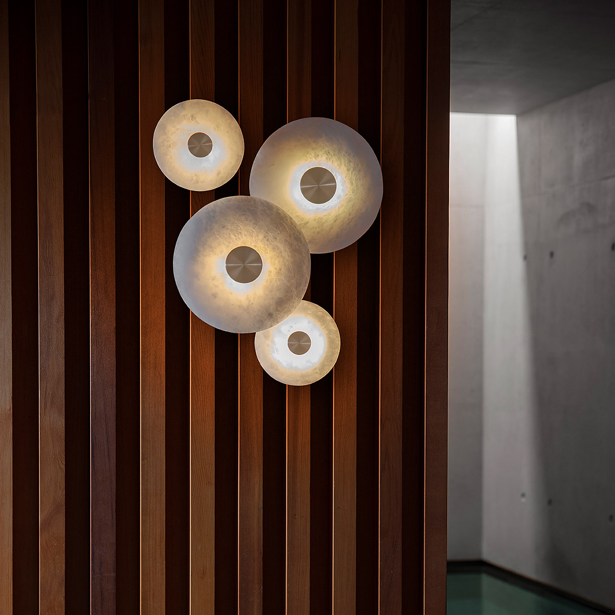 Perfekt für Flur oder Schlafzimmer: Bert Frank Bide Wandlampe, Bronze, Ø: 28 cm aus antik Bronze und edler Alabaster – gleichmäßige Beleuchtung