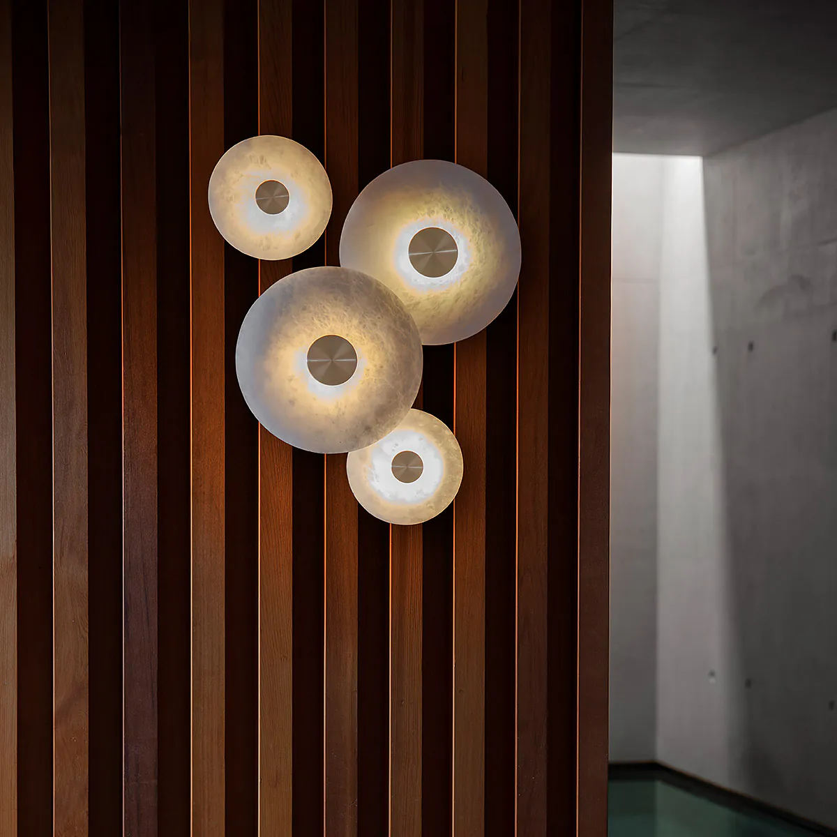 Perfekt für Flur oder Schlafzimmer: Bert Frank Bide Wandlampe, Bronze, Ø: 28 cm aus antik Bronze und edler Alabaster – gleichmäßige Beleuchtung