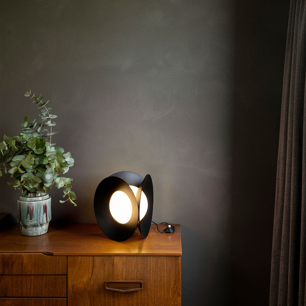 Armen Tischleuchte Dim to Warm, B: 31,2 cm, H: 31,2 cm in Schwarz – stilvolle Designerleuchte aus dem Hause DCW Editions geeignet fürs Wohnzimmer