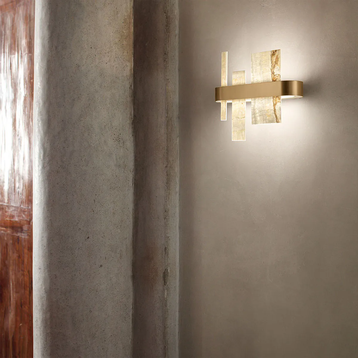 Honicé A37 Wandleuchte Onyx Stein, Gold matt lackiert, L: 37 cm Honicé A37 Wandleuchte, L: 37 cm, Onyx Stein, Gold matt - Ausstellungsstück