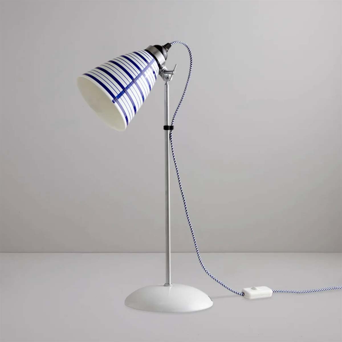 Circle Line Medium Tischleuchte, H: 46-57 cm, Weiß Natur & Blau