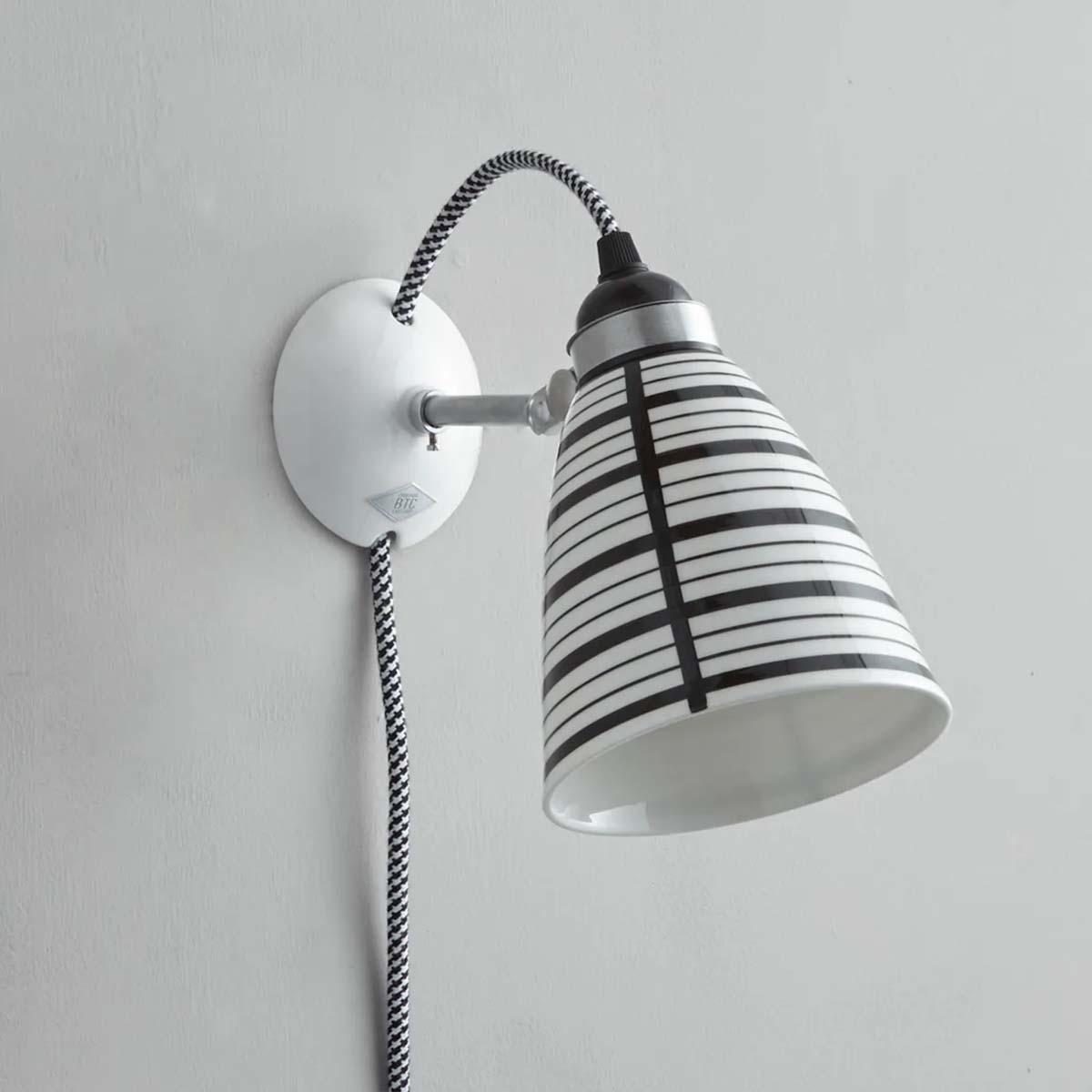 Circle Line Medium Wandleuchte, Ø: 12 cm, Mit Schalter, Stecker und Kabel