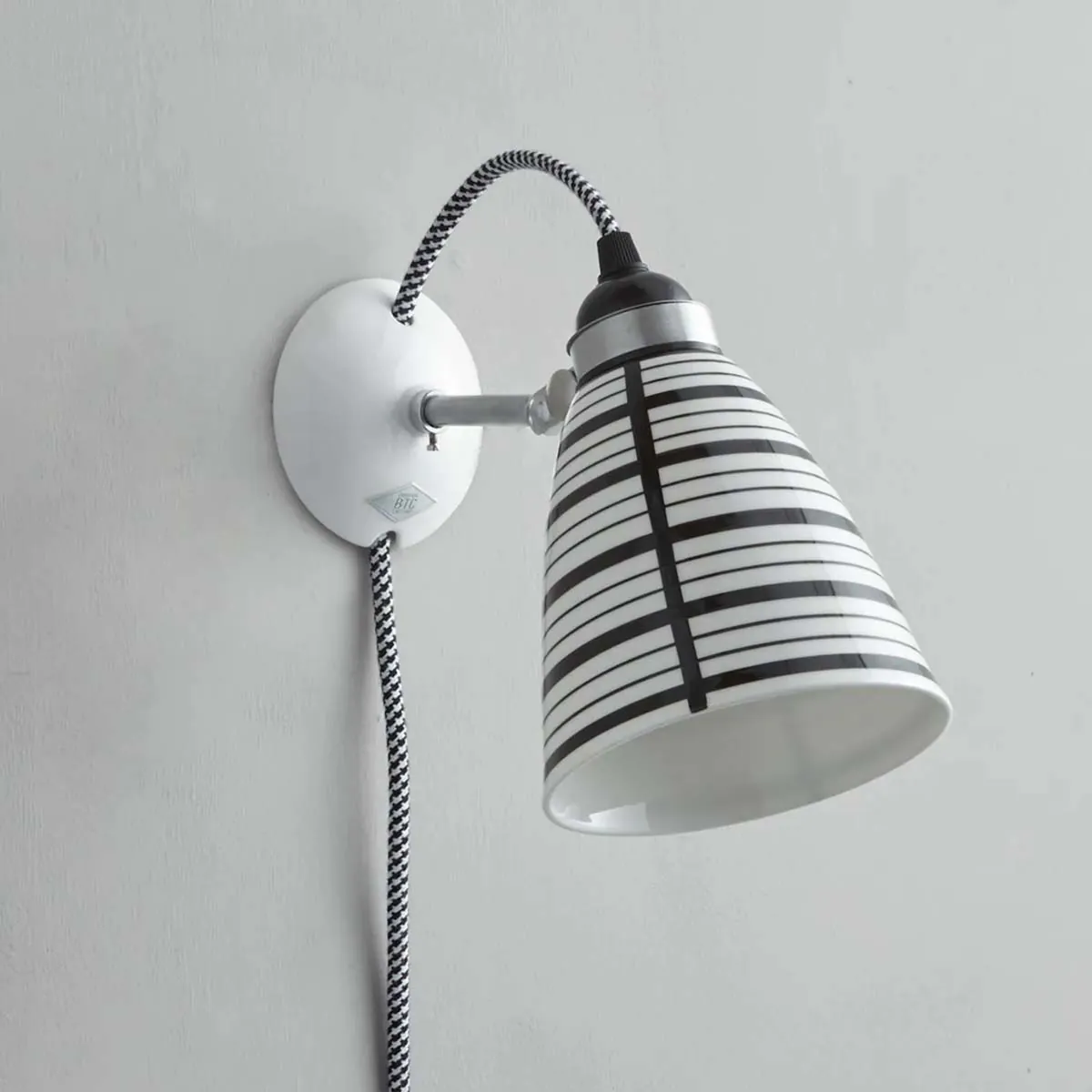 Circle Line Medium Wandleuchte, Ø: 12 cm, Mit Schalter, Stecker und Kabel