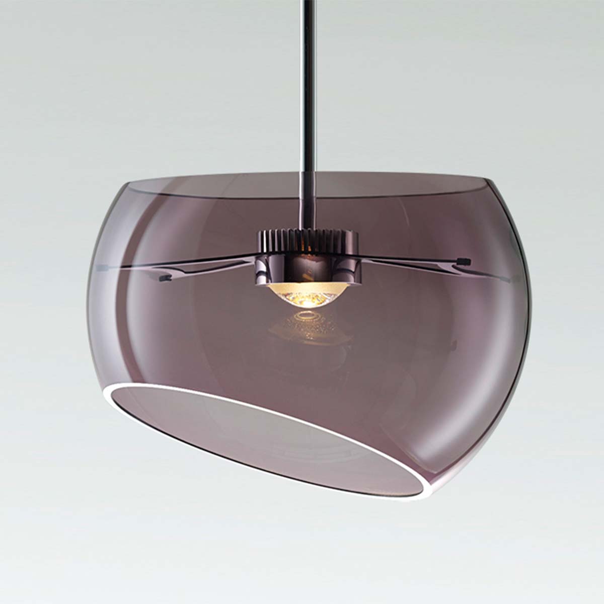 Halbkugelförmige Pendelleuchte in der Farbe amethyst