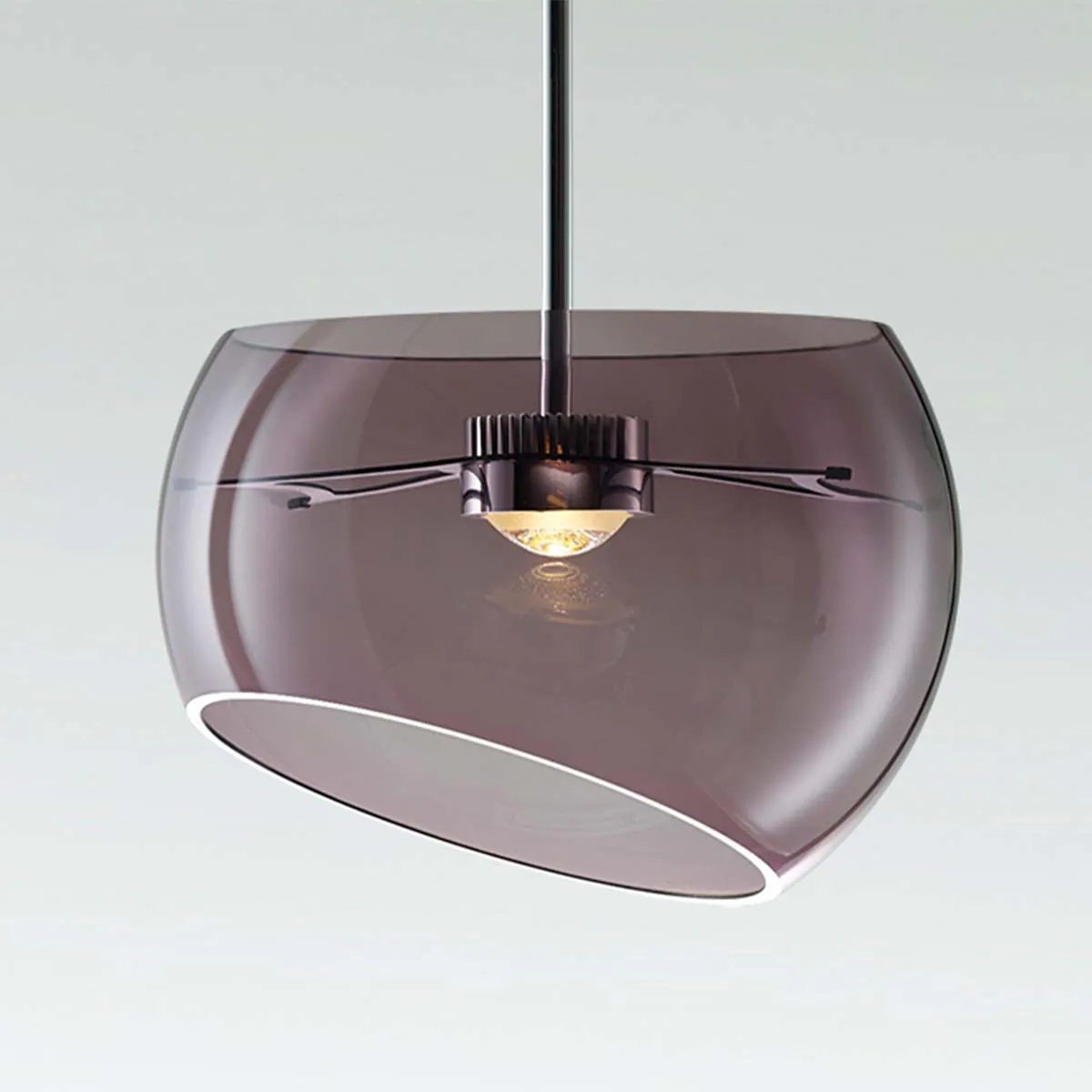 Halbkugelförmige Pendelleuchte in der Farbe amethyst