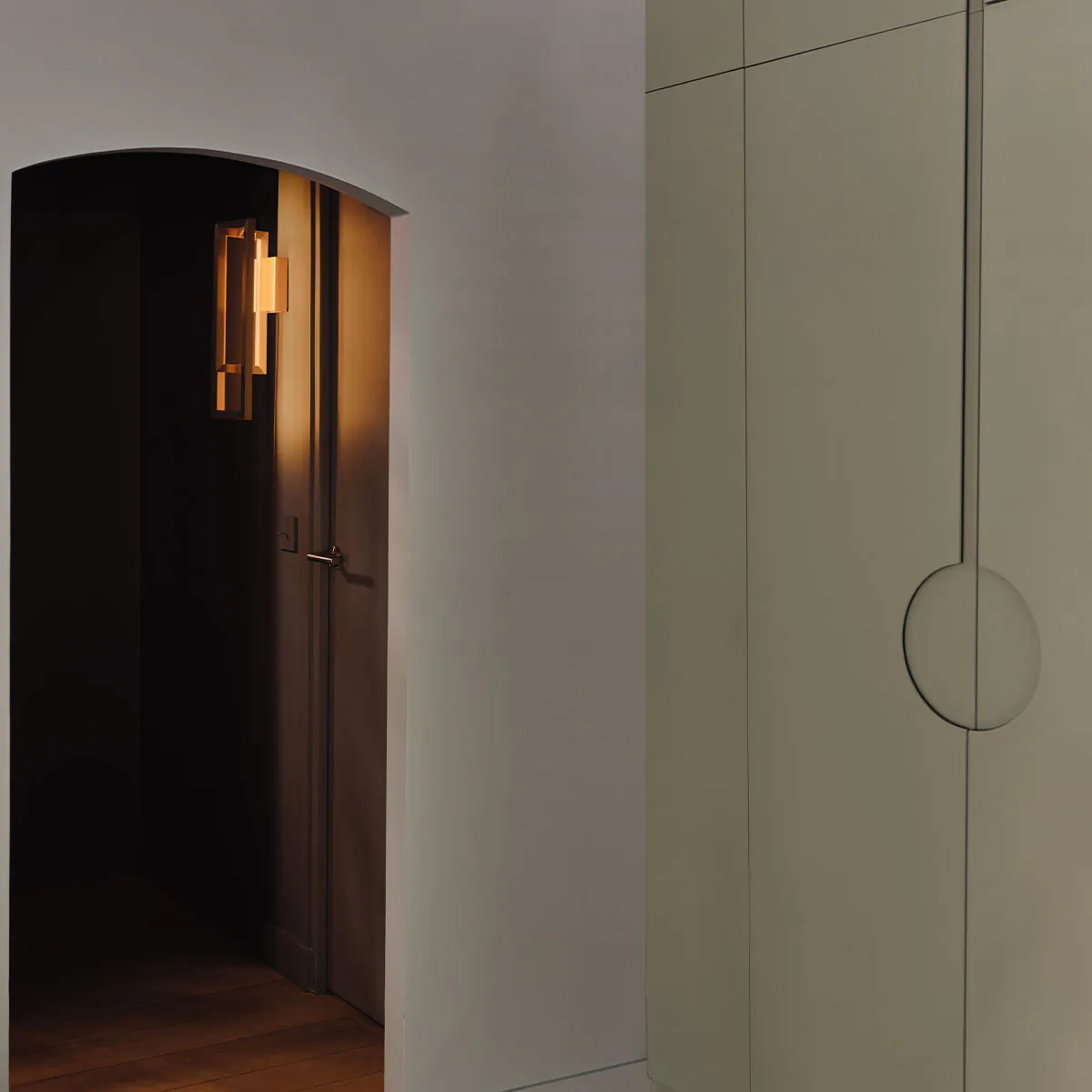 Borely Wandleuchte, B: 16 cm, H: 48 cm Schwarz – zeitloses Design des Herstellers DCW Editions passt perfekt in den Treppenaufgang