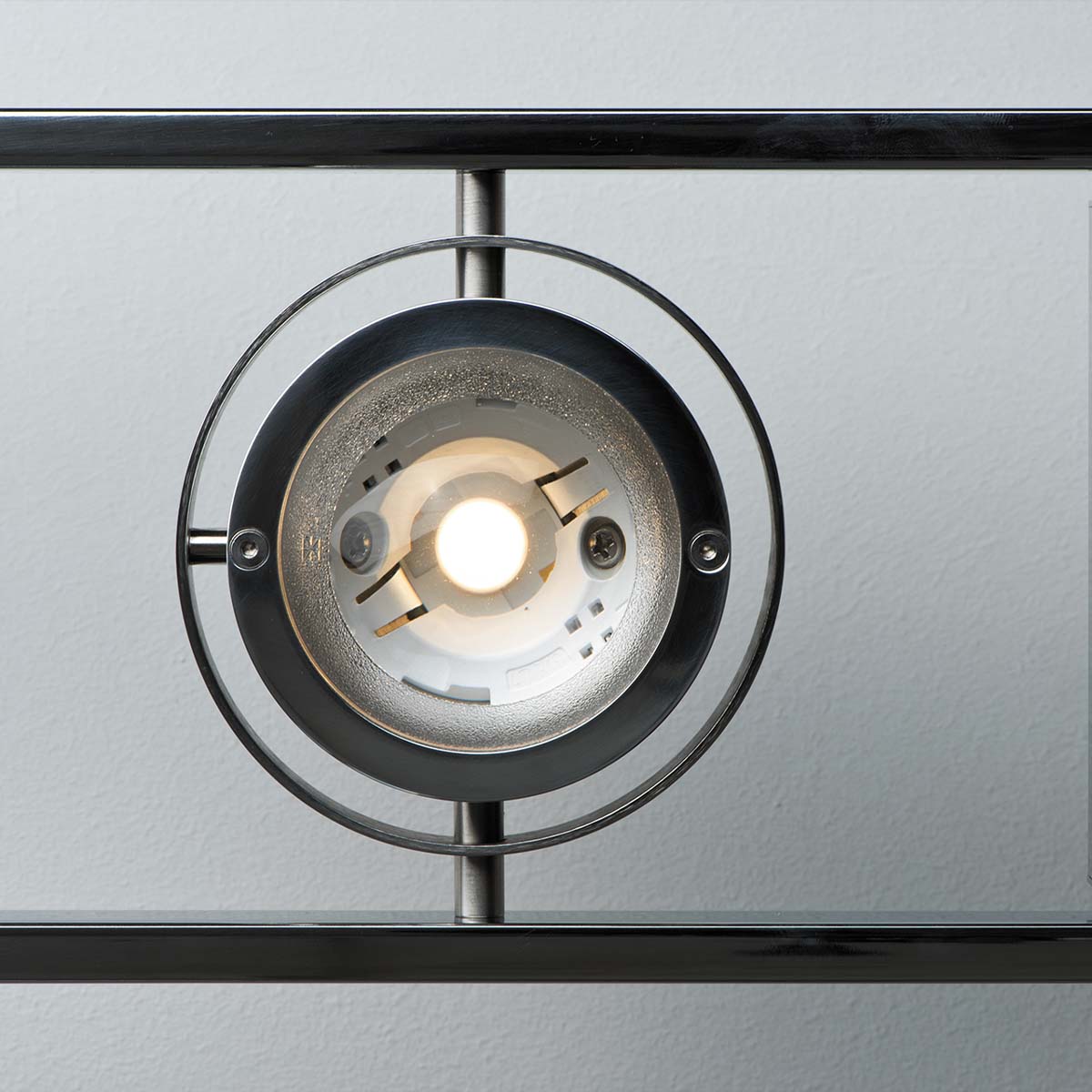 Moderne und längliche Pendelleuchte mit Fokus auf die Linse