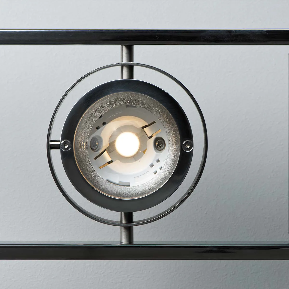 Moderne und längliche Pendelleuchte mit Fokus auf die Linse